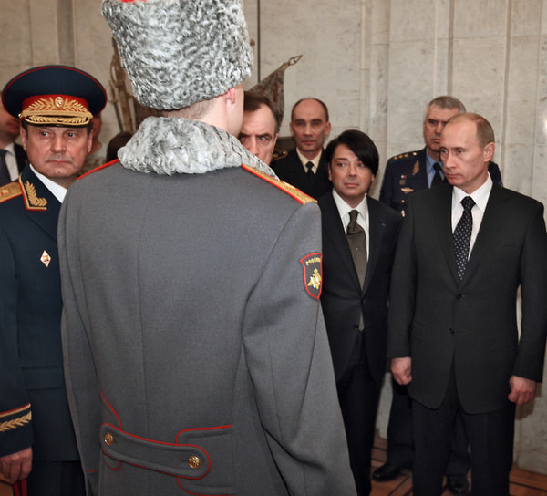 В 2008 году Валентин Юдашкин разработал парадную форму для военнослужащих России, однако впоследствии Минобороны от нее отказалось&lt;br>
На фото: Владимир Путин (справа) на показе новой коллекции военной формы от модельера Валентина Юдашкина