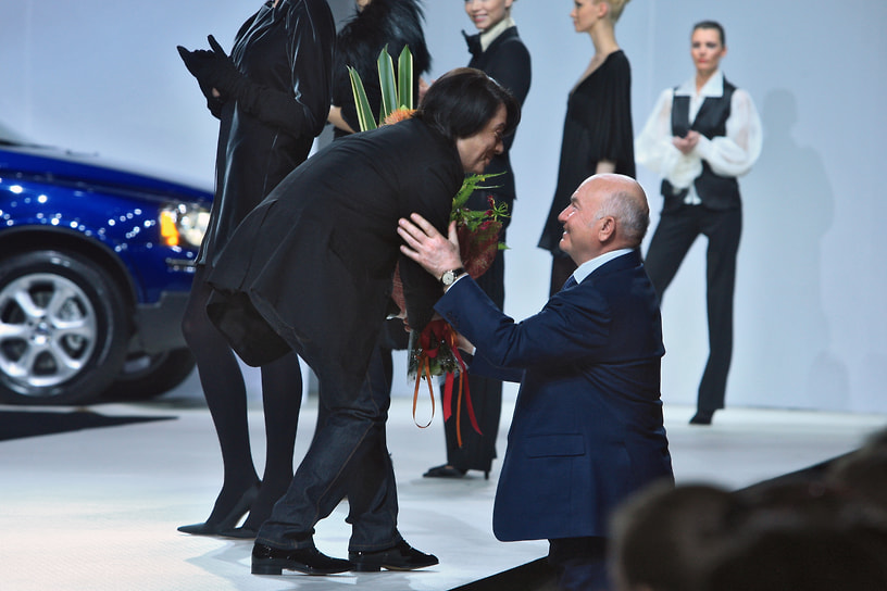 Мэр Москвы Юрий Лужков (справа) на показе новой коллекции одежды от модельера Валентина Юдашкина в Гостином дворе, 2008 год