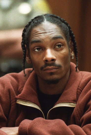 Музыкальную карьеру Snoop Dogg начал в 1992 году с записи песни для фильма «Под прикрытием». Его первым продюсером стал известный к тому времени рэпер Dr. Dre, с которым они до сих пор остаются друзьями. Дебютный альбом Snoop Dogg под названием Doggystyle (1993) стал самым ожидаемым релизом года — на него было получено более 1,5 млн предзаказов
