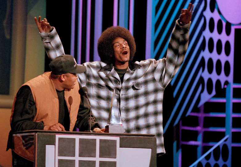 «В тюрьме твой выбор невелик: либо ты станешь самым безжалостным говнюком, либо самым мягкотелым говнюком. Но ты можешь пересилить себя и найти способ стать кем-то еще»&lt;br>
В школьные годы Snoop Dogg попал в уличную банду Crips, о которой он упоминает в своих ранних песнях. В 1989 году, во время учебы в политехническом колледже, будущий рэпер на полгода попал в тюрьму за найденный у него кокаин