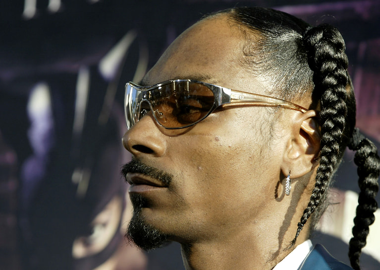 «Человек, который завидует мне, не может не любить то, что я делаю»
&lt;br>Snoop Dogg — один из трех представителей хип-хоп-культуры, чья восковая копия представлена в Музее мадам Тюссо. Фигура появилась там в 2009-м, ранее в музее были выставлены фигуры Тупака Шакура и The Notorious B.I.G.
