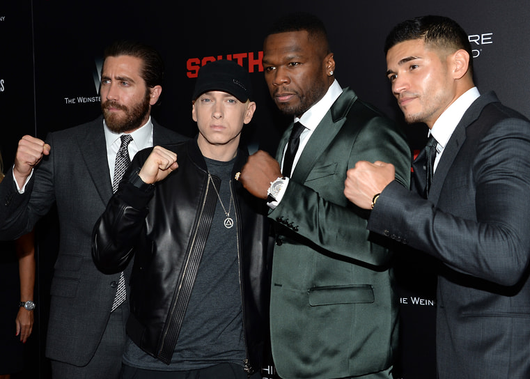 С актером Джейком Джилленхолом (слева), реперами 50 Cent и Мигелем Гомесом (справа) на премьере фильма «Левша» в Нью-Йорке, 2015 год