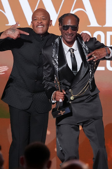 В июне 2025 года Snoop Dogg получил высшую награду премии BET Awards — Ultimate Icon Award. Статуэтку рэперу вручил Dr. Dre 