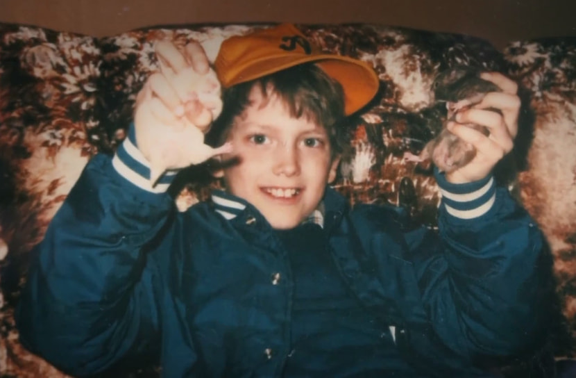 Эминем вырос в бедной семье и пережил трудное детство: они с матерью часто переезжали, а сам он подвергался нападкам в школе. Бросив учебу в 17 лет, он занялся рэпом и выступал в небольших клубах Детройта, где выделялся как один из немногих белых исполнителей в жанре