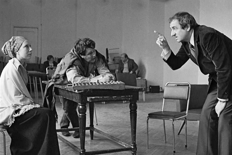 В 1965–1973 годах был режиссером Московского театра сатиры. Широкую известность получил его спектакль «Доходное место» с участием Андрея Миронова и Татьяны Егоровой. Через несколько месяцев после премьеры по распоряжению министра культуры СССР Екатерины Фурцевой он был снят с репертуара. Среди других постановок того времени — «Проснись и пой!» по пьесе Миклоша Дярфаша, «Мамаша Кураж и ее дети» по произведению Бертольта Брехта, «Чудак-человек» по комедии Валентина Азерникова&lt;br>
На фото: с актрисой Инной Чуриковой (слева)
