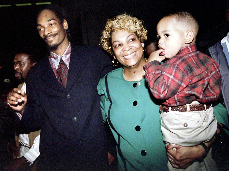 Летом 1995 года основал собственную звукозаписывающую студию Doggy Style Records, где и был выпущен второй альбом исполнителя. Tha Doggfather (1996) был посвящен одному из крупнейших рэперов Тупаку Шакуру, который погиб за несколько месяцев до выхода пластинки
&lt;br>На фото: Snoop Dogg, его мать Беверли Бродус и младший брат рэпера Корди