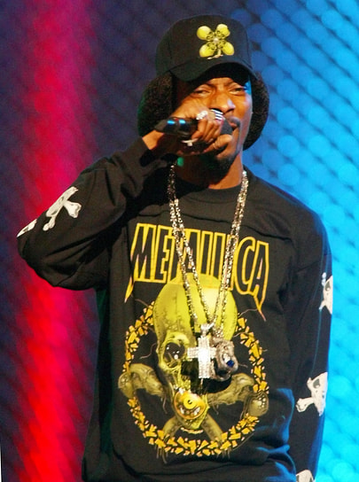 В 2006 году в лондонском аэропорту Хитроу Snoop Dogg и пятеро участников его команды были арестованы. По данным полиции, они устроили погром в одном из магазинов и оказали сопротивление при задержании. На следующий день рэпера и его друзей отпустили под залог, однако British Airways запретила им летать ее рейсами, а рэперу было запрещено посещать Соединенное Королевство. В 2008 году британский суд отменил наложенные ограничения