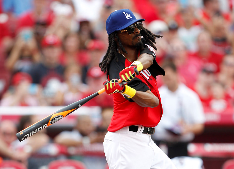 Snoop Dogg большой поклонник баскетбола и футбола. Для поддержки молодых спортсменов он даже организовал специальную футбольную лигу Snooper Bowl, в рамках которой проходит ежегодный чемпионат среди подростков. Также он стал одним из совладельцев женской футбольной команды Los Angeles Rideretts