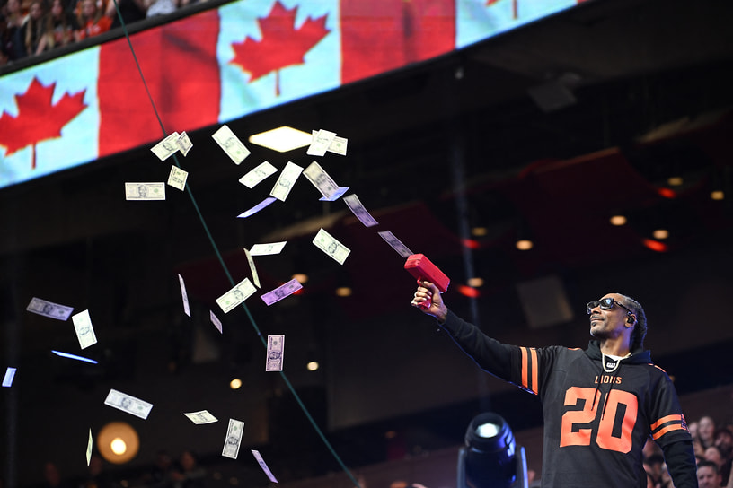 Выступление рэпера перед футбольным матчем между «Эдмонтон Элкс» и «Би-Си Лайонс» в Ванкувере