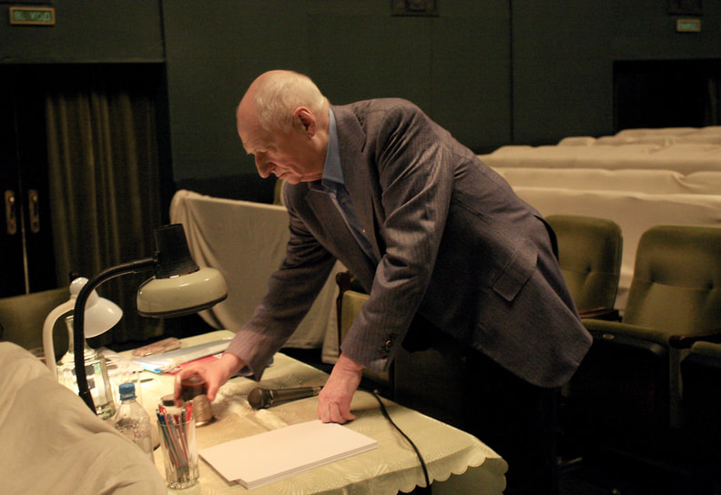 Жизни и творчеству режиссера посвящены документальные фильмы «Моя обманчивая мрачность. Марк Захаров» (2008), «Любить Дракона» (2013), «Марк Захаров. Технология чуда» (2017) и другие&lt;br>
На фото: во время репетиции спектакля «Пер Гюнт», 2011 год