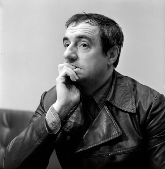 Марк Захаров родился 13 октября 1933 года в Москве. В школьные годы посещал занятия в драмкружке. В 1955 году окончил актерский факультет Государственного института театрального искусства им. А. В. Луначарского (ГИТИС). В студенческие годы играл в массовых сценах в различных постановках. В 1955–1959 годах был актером Пермского областного драмтеатра
