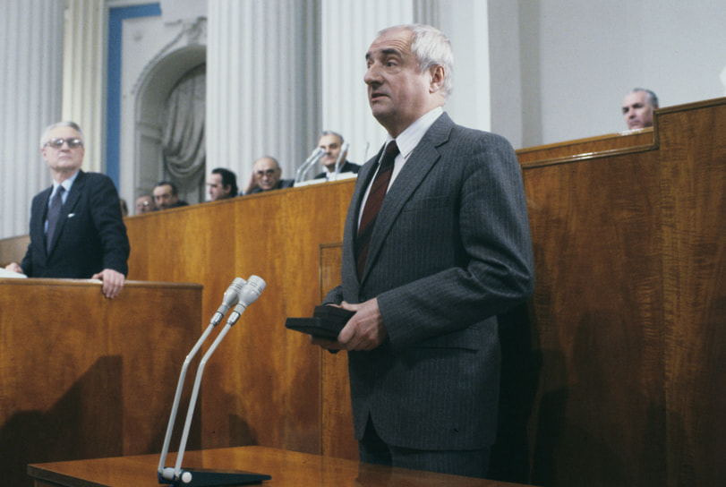 В 1989–1991 годах Марк Захаров был народным депутатом СССР от Союза театральных деятелей. Состоял в КПСС, но весной 1991 года сжег свой партбилет в эфире программы «Взгляд»

