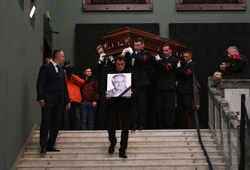 20 августа 2019 года Марка Захарова экстренно госпитализировали с воспалением легких в реанимационное отделение одной из московских больниц, спустя три недели он был выписан. 28 сентября того же года режиссер скончался от остановки сердца на фоне повторного воспаления легких. Марк Захаров был похоронен на Новодевичьем кладбище

