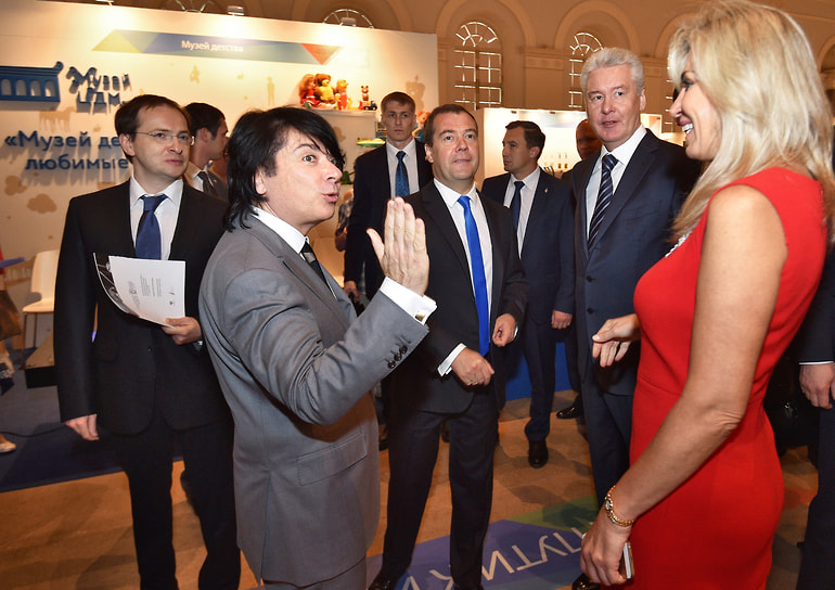 Супруга кутюрье Марина является одним из менеджеров дома моды Юдашкина
&lt;br>На фото слева направо: министр культуры России Владимир Мединский, модельер Валентин Юдашкин, председатель правительства РФ Дмитрий Медведев, мэр Москвы Сергей Собянин и супруга Валентина Юдашкина Марина на фестивале в Манеже, 2014 год