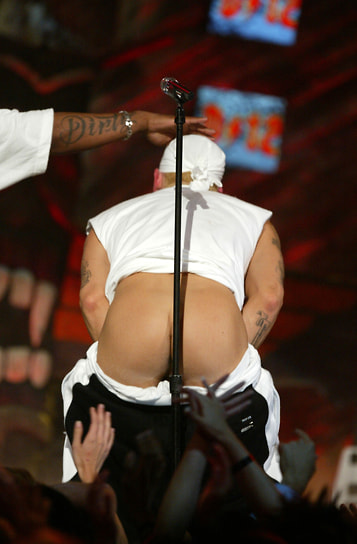 В 2004 году музыкант показал ягодицы во время выступления на MTV Europe Music Awards, что стало одним из самых скандальных моментов в истории премии 