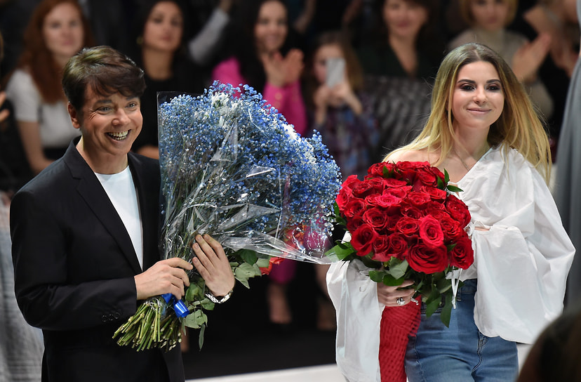 В 2016-2017 годах Валентин Юдашкин сотрудничал с брендом Faberlic и разработал совместно с ним коллекцию одежды и парфюмов
&lt;br>На фото: Валентин Юдашкин с дочерью Галиной на Неделе моды в Москве представляет коллекцию Faberlic by Valentin Yudashkin, 2017 год