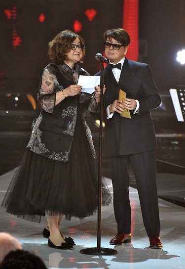 Директор Третьяковской галереи Зельфира Трегулова и модельер Валентин Юдашкин на церемонии вручения кинопремии «Золотой орел», 2018 год