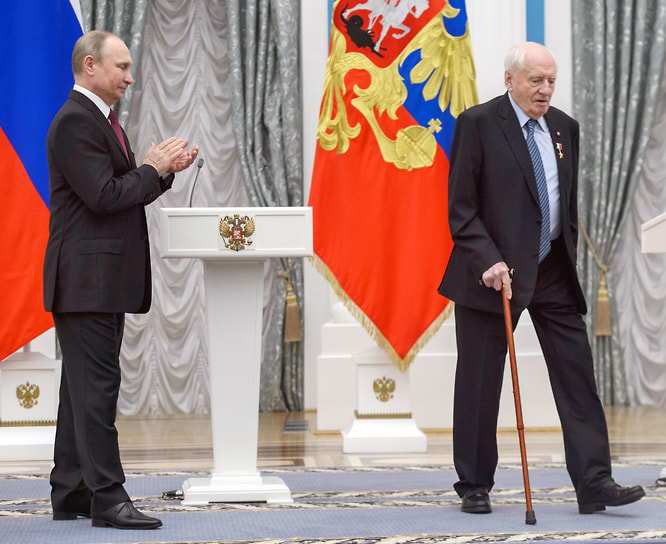 «Жизнь проверяет человеческие качества на добротность и верность. Она может истребить любовь, доброту, душевную щедрость, измотать до изнеможения. Марафон жизни — это неизбежные потери»
&lt;BR>На фото: с президентом РФ Владимиром Путиным на церемонии вручения медалей «Герой Труда Российской Федерации» в Кремле