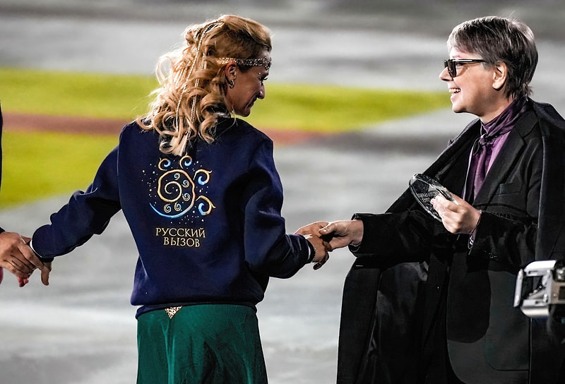 В последние годы модельер боролся с онкологическим заболеванием. Валентин Юдашкин умер 2 мая 2023 года
&lt;br>На фото: модельер с фигуристкой Татьяной Волосожар, 18 марта 2023 года