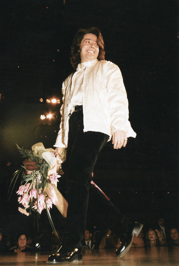 В 1993 году Валентин Юдашкин основал собственный дом моды Valentin Yudashkin. Модельер придумывал костюмы для звезд российской эстрады: Аллы Пугачевой, Филиппа Киркорова, Олега Газманова и других