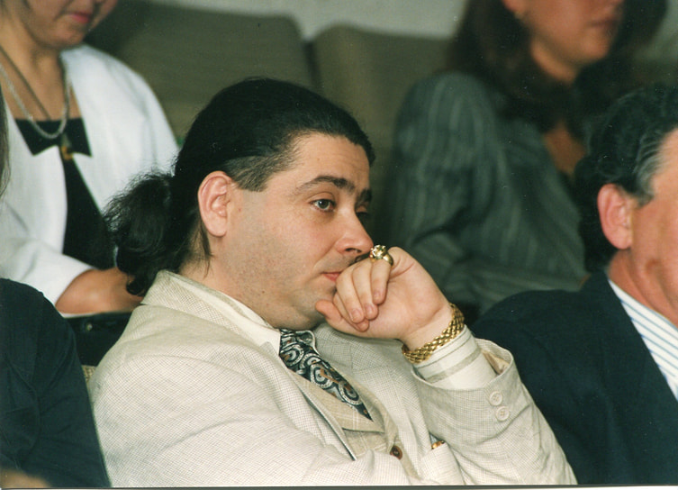 Валентин Юдашкин родился 14 октября 1963 года в поселке Баковка Московской области. В 1986 году окончил отделение моделирования костюма Московского индустриального техникума, а в 1987 году представил свою первую коллекцию под названием «Русь изначальная»
&lt;br>На фото: Валентин Юдашкин в 1990-е годы