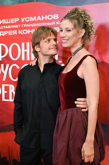 Актер Евгений Ткачук с супругой Мартой на премьере киноромана Андрея Кончаловского «Хроники русской революции»