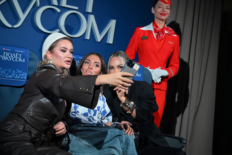 Дизайнер, блогер Мария Погребняк (вторая справа) на премьере гастрономического шоу «Полет со вкусом»