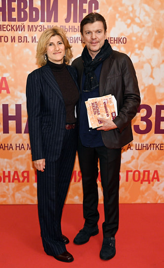 Замгендиректора Первого канала, глава дирекции информационных программ Кирилл Клейменов с супругой Марией перед началом спектакля «Красная Жизель» 