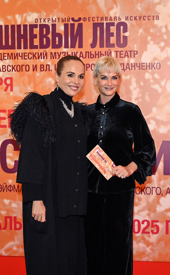 Олимпийская чемпионка, автор культурных проектов Светлана Хоркина (справа) перед началом спектакля «Красная Жизель» 