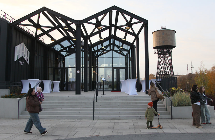 Городское кафе «Оранжерея» на территории «Шухов-парка», которое является частью отеля «Шухов», построенного в рамках проекта по сохранению исторического наследия и развитию туристической зоны