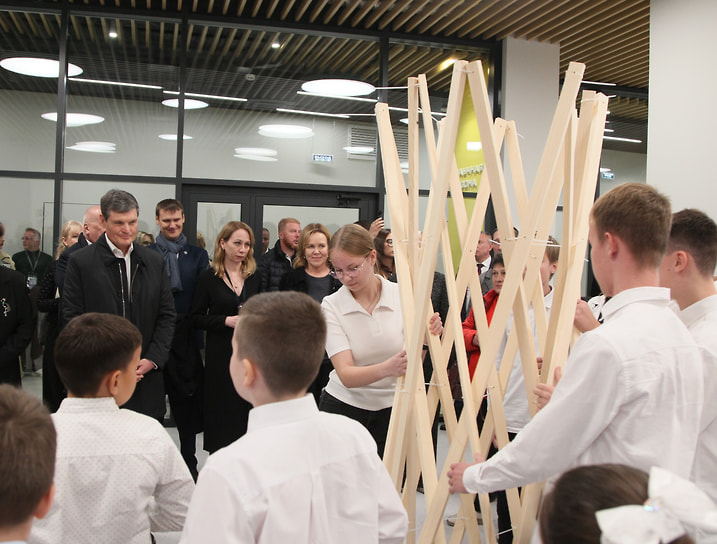 Ученики выксунского «Кванториума» с деревянным макетом Шуховской башни