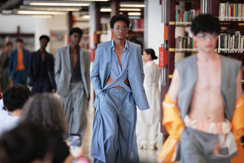 Показ коллекции дизайнера Жоао Пименты в Библиотеке Мариу ди Андради в Сан-Паулу