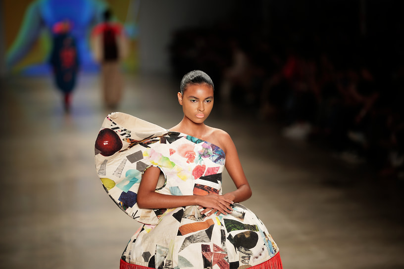 Показ коллекции проекта Cria Costura, в котором представлены работы более 150 швей-стажерок, в том числе из неблагополучных районов Сан-Паулу