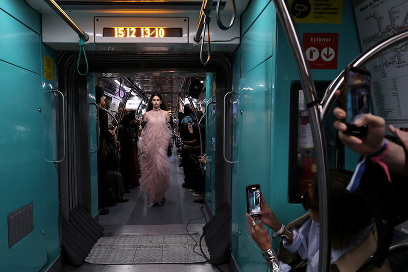 Показ коллекции дизайнера Глории Коэльо в метро Сан-Паулу