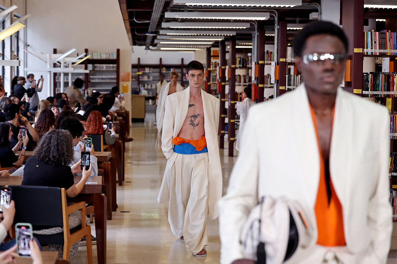 Показ коллекции дизайнера Жоао Пименты в Библиотеке Мариу ди Андради в Сан-Паулу