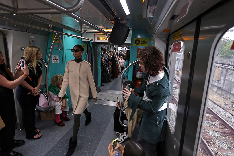 Показ коллекции дизайнера Глории Коэльо в метро Сан-Паулу