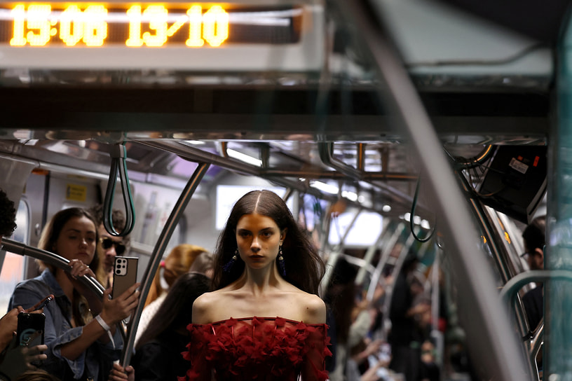 Показ коллекции дизайнера Глории Коэльо в метро Сан-Паулу
