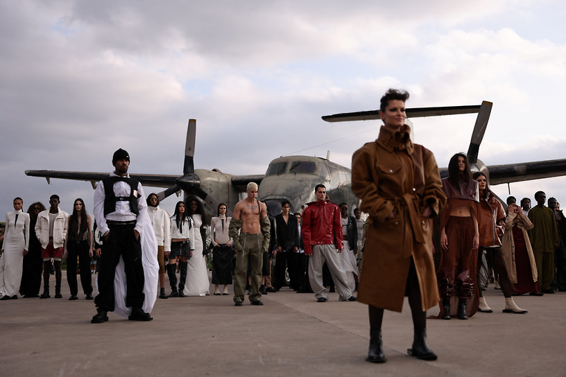 Показ коллекции бренда Forca Studio в аэропорту Кампу-ди-Марти в Сан-Паулу