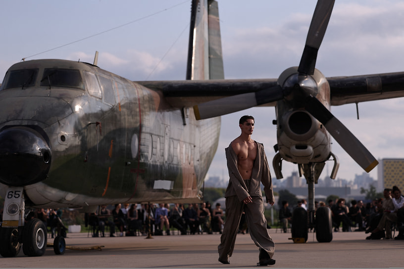 Показ коллекции бренда Forca Studio в аэропорту Кампу-ди-Марти в Сан-Паулу