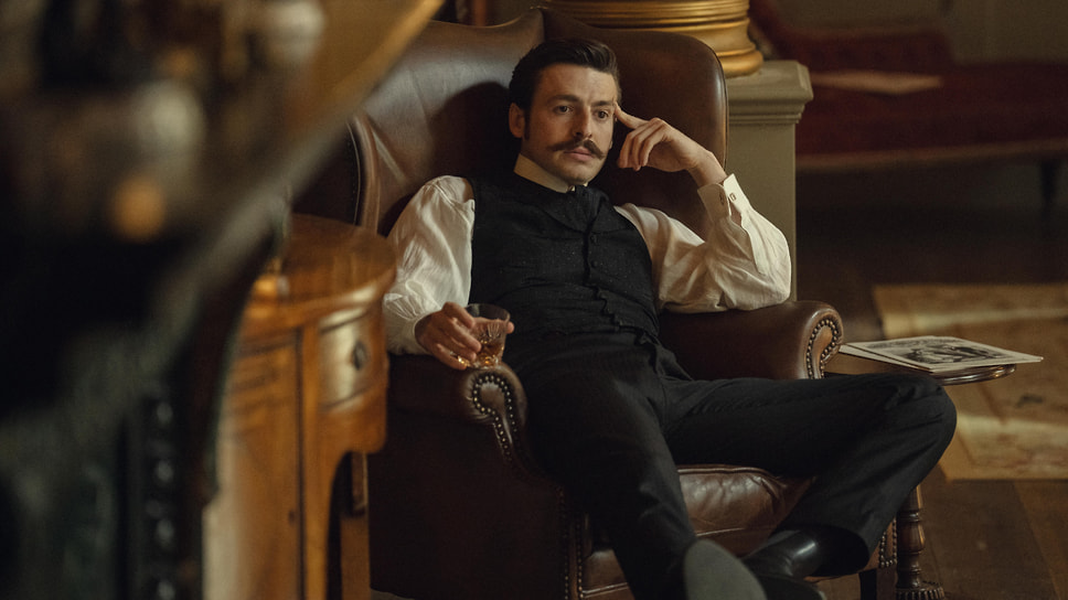 Кадр из сериала «Дом Гиннессов», режиссеры Том Шенкленд и Муния Аки, 2025