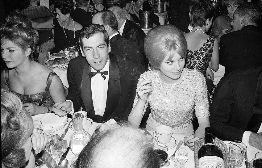 В кино Катрин Денев дебютировала в 1956 году, снявшись в фильме «Ученицы», после чего достаточно долгое время появлялась на экранах во второстепенных ролях. Поворотным моментом в ее судьбе стало знакомство с кинорежиссером Роже Вадимом (на фото), который стал ее гражданским мужем