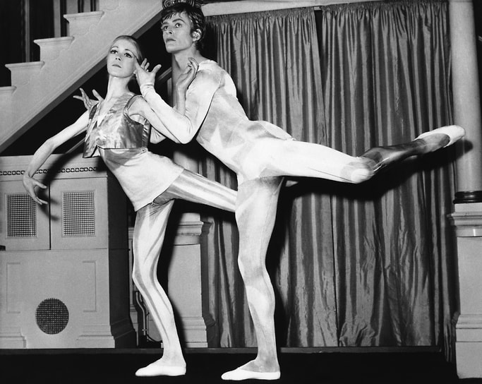 «Все имеют право меняться, даже художники»&lt;br>
В 1916 году писатель-сценарист Жан Кокто и композитор Эрик Сати уговорили Пикассо соучаствовать в постановке новаторского «сюрреалистического» балета «Парад» для «Русского балета» Сергея Дягилева. Художник не на шутку увлекся идеей этого балета, втянулся в работу и в содружестве с Сати полностью переделал и сценарий, и сценографию