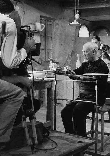 В предвоенный и военный период свой страх перед войной и фашизмом Пабло Пикассо не выразил прямо, но придал своим картинам того времени мрачность и горечь, которые не коснулись только детских портретов. Художник оставался в оккупированном Париже с 1940 по 1944 год и продолжал писать картины и лепить скульптуры