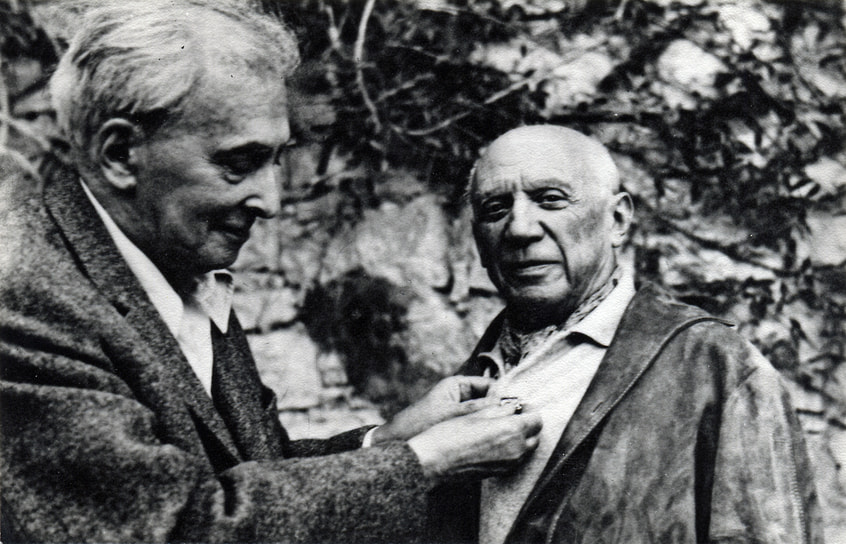 «Если бы правда была одна, ты бы не смог нарисовать сотню полотен на одну и ту же тему»&lt;br>
На фото: советский поэт Илья Эренбург вручает Пикассо Международную Ленинскую премию, 1966 год