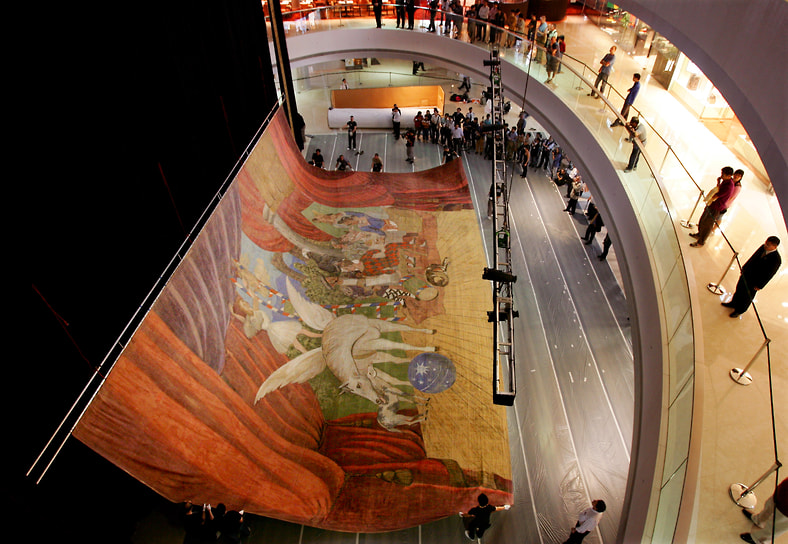 Декорация для сюрреалистического балета «Парад», созданная Пабло Пикассо, — одна из самых знаменитых работ художника. Этот балет стал важной вехой в жизни Пикассо также и потому, что во время римской подготовки «Парада» художник познакомился с балериной Ольгой Хохловой, которая стала его первой женой