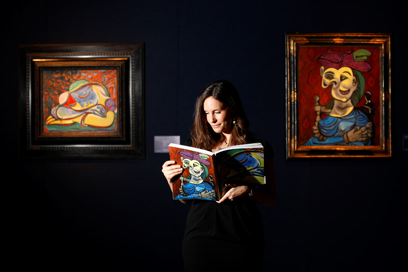 «Живопись — это просто другой способ ведения дневника»&lt;br>
В 1904 году Пикассо поселился в знаменитом монмартрском общежитии для бедных художников Бато-Лавуар. Начинается так называемый «розовый период», в котором печаль и нищета «голубого периода» сменилась образами из более живого мира театра и цирка. Художник отдавал предпочтение розово-золотистому и розово-серому тонам, а персонажами стали в основном бродячие артисты — клоуны, танцовщики и акробаты