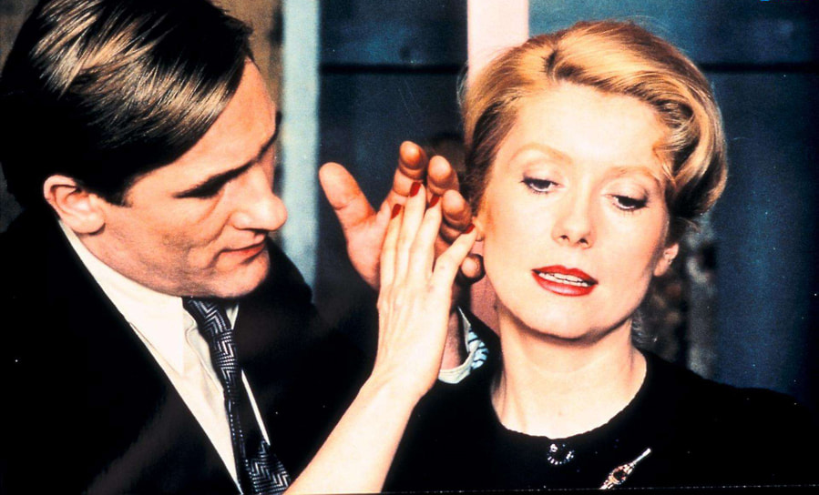 У Катрин Денев был роман с режиссером Франсуа Трюффо. В 1969 году она снялась в его ленте «Сирена «Миссисипи», где партнером актрисы был Жан-Поль Бельмондо. Спустя 11 лет после расставания Трюффо отдал ей роль в своем фильме «Последнее метро» (1980, кадр на фото), за которую Денев впервые за двадцать лет карьеры удостоилась премии «Сезар». Актриса также получила премию «Сезар» за роль в картине «Индокитай» (1992)