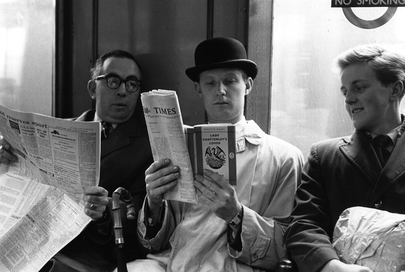 Фотограф Fox Photos Ltd. Джордж Фрестон в лондонском метро, читающий роман «Любовник леди Чаттерлей», 1960