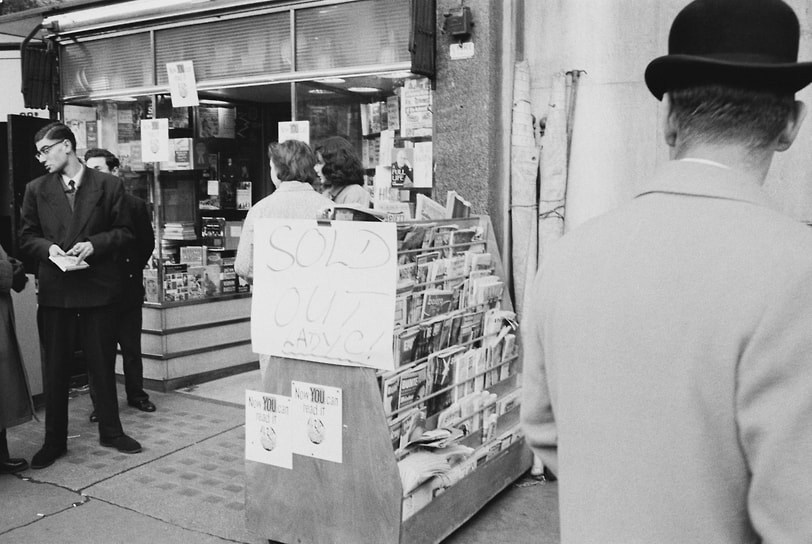 Книжный магазин с вывеской «Распродано: “Леди Ч.”!» вскоре после того, как в 1960 году в Великобритании впервые было разрешено издание полного, нецензурированного варианта романа «Любовник леди Чаттерлей»