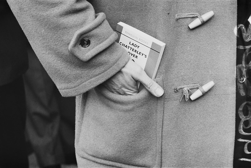Мужчина с экземпляром романа «Любовник леди Чаттерлей» издательства Penguin Books в кармане